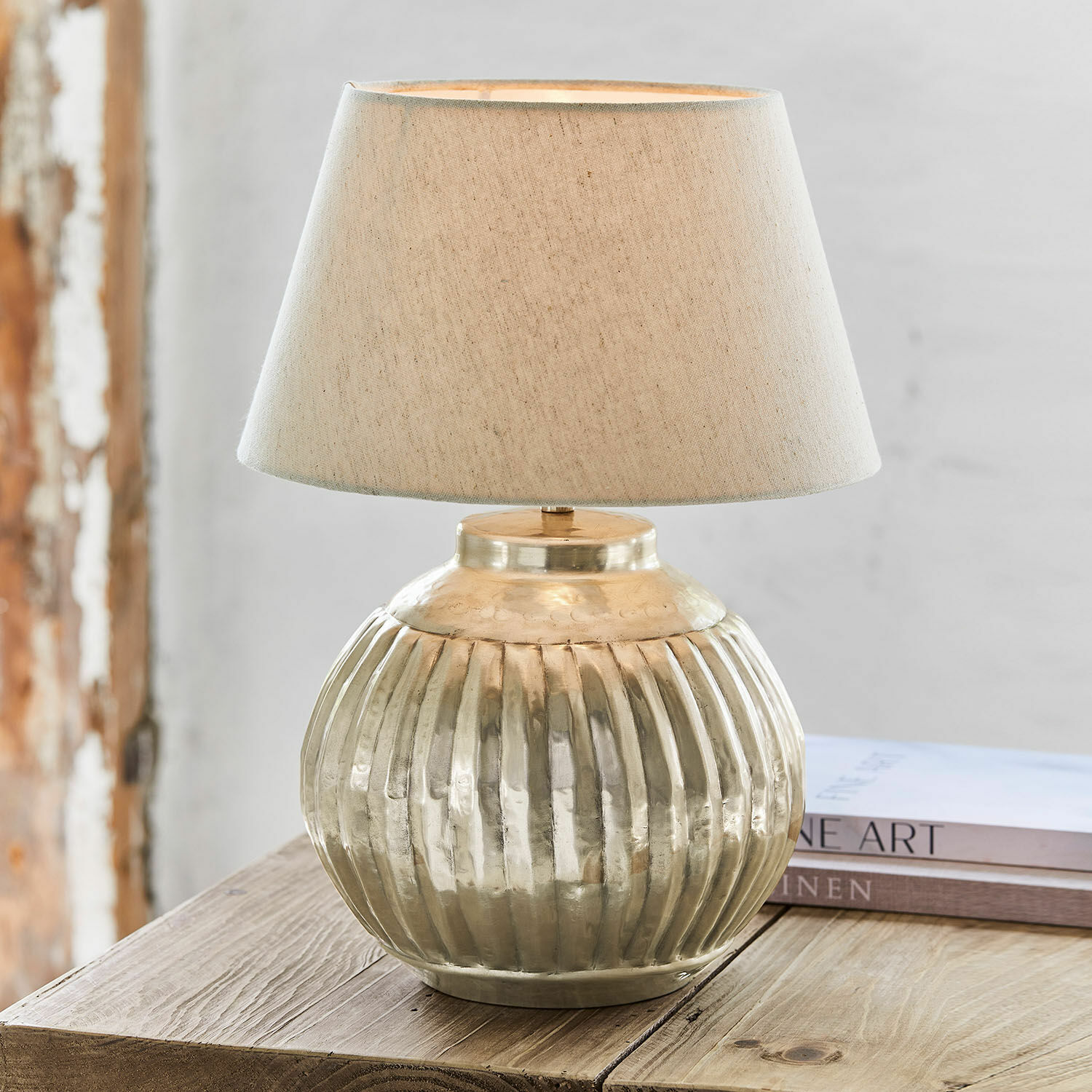 Lampa stołowa Lillemor Lampka stołowa z mosiądzu z beżowym abażurem na drewnianym stole, dekoracja wnętrz