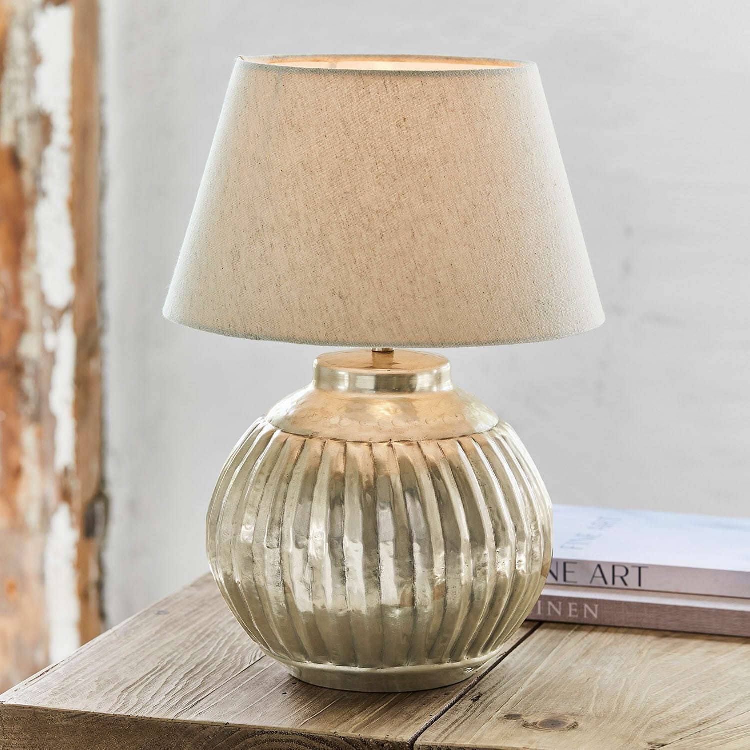 Lampa stołowa Lillemor Lampka stołowa z mosiądzu z beżowym abażurem na drewnianym stole, dekoracja wnętrz