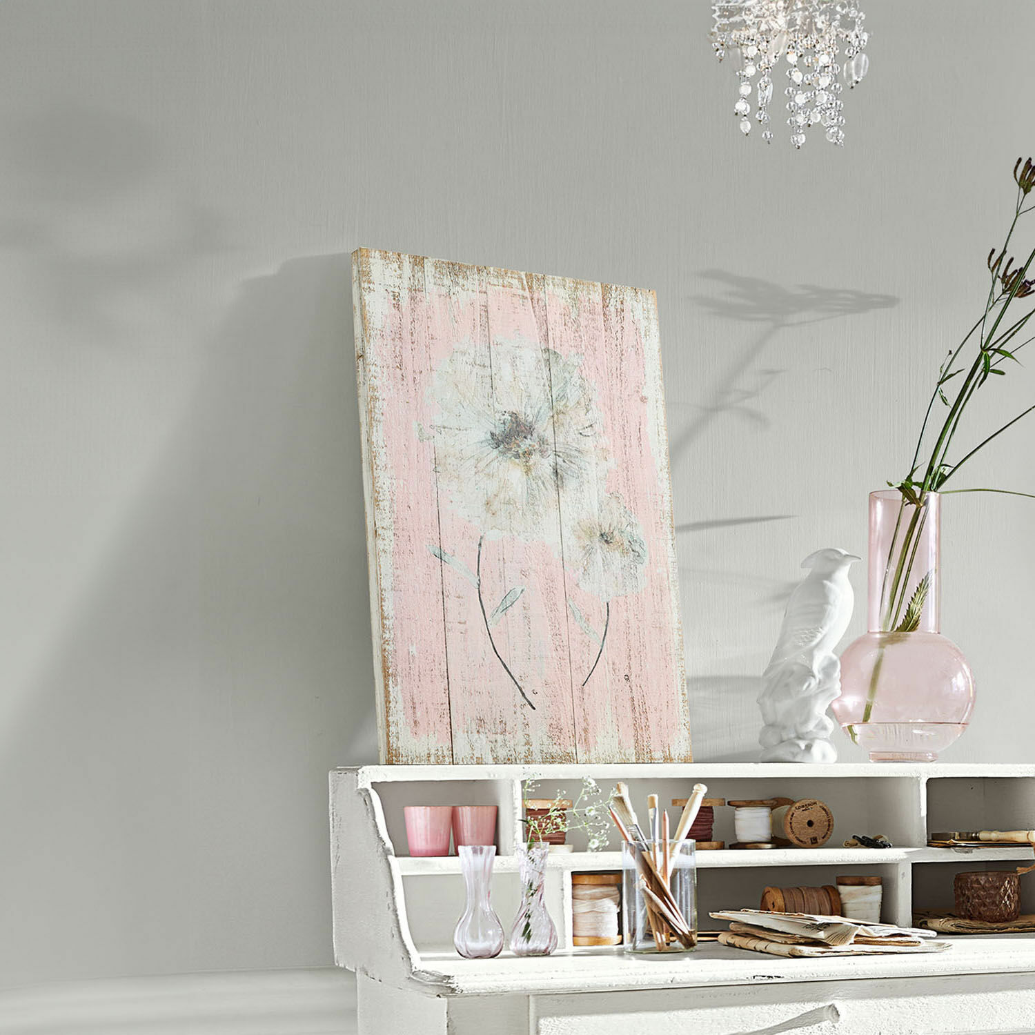 Obraz na drewnie z kwiatowym motywem w pastelowych różach i bieli, dekoracja wnętrza.