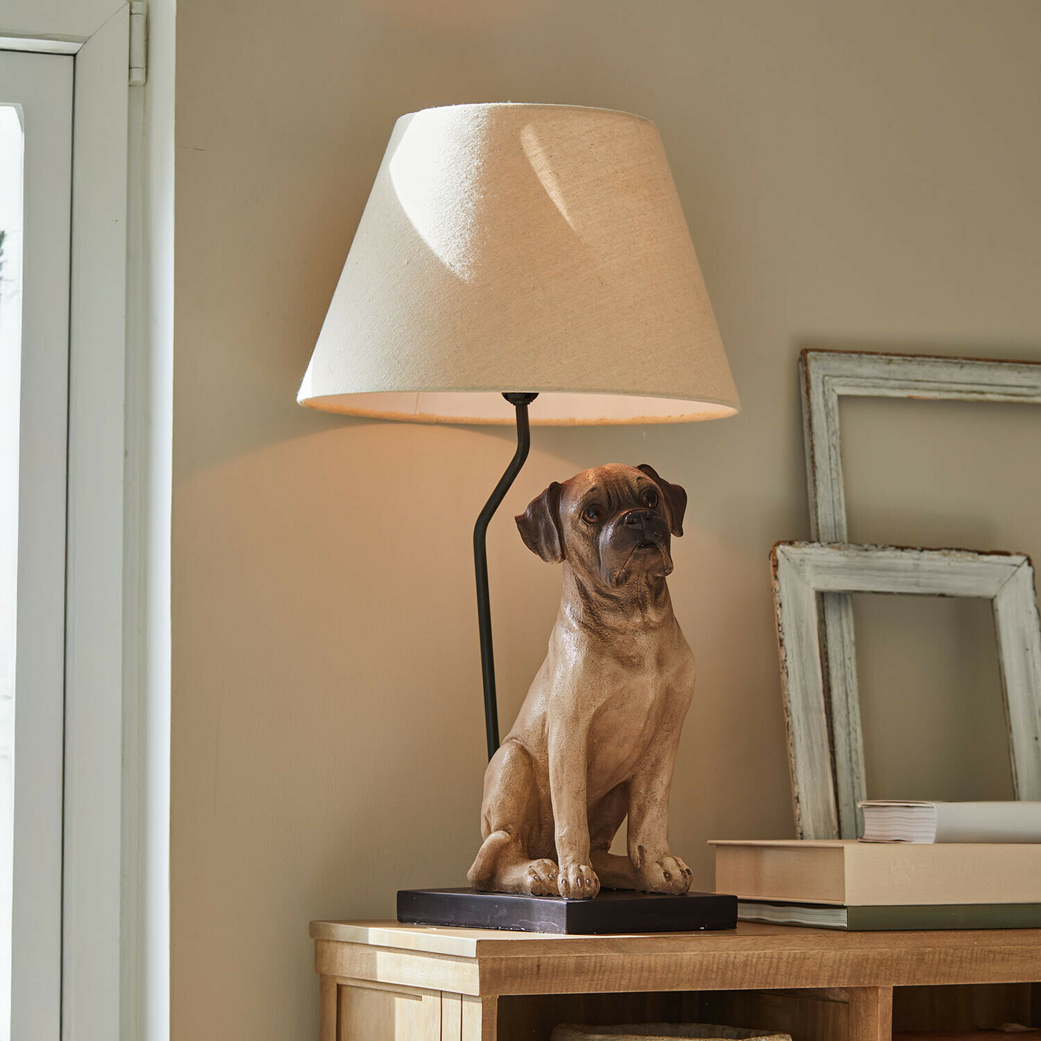 Lampa stołowa Amélura Lampka stołowa z beżowym abażurem i podstawą w kształcie brązowego psa, dekoracja do salonu