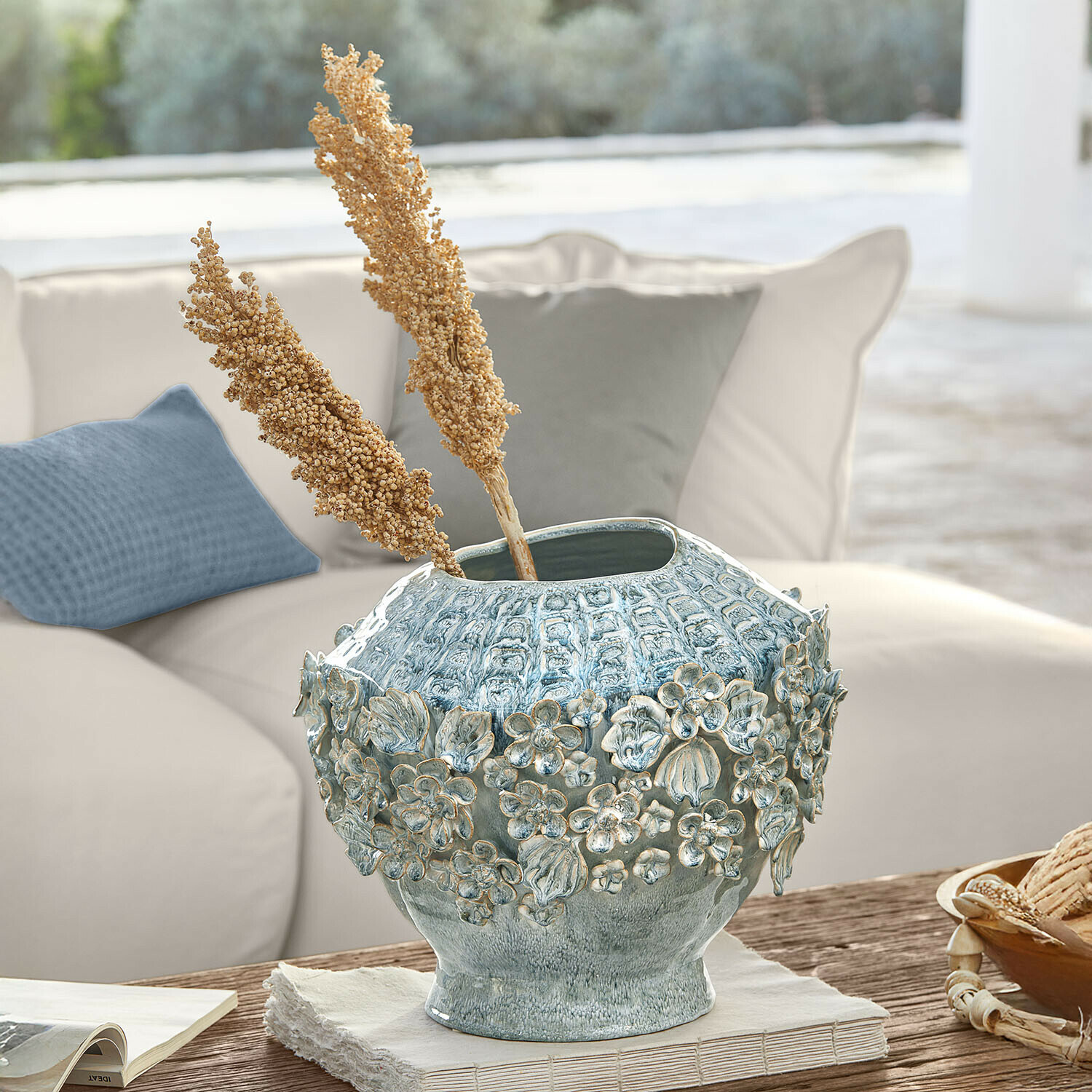 Wazon Mireauxine Dekoracyjny ceramiczny wazon w kolorze niebieskim z reliefem kwiatowym na drewnianym stole w salonie
