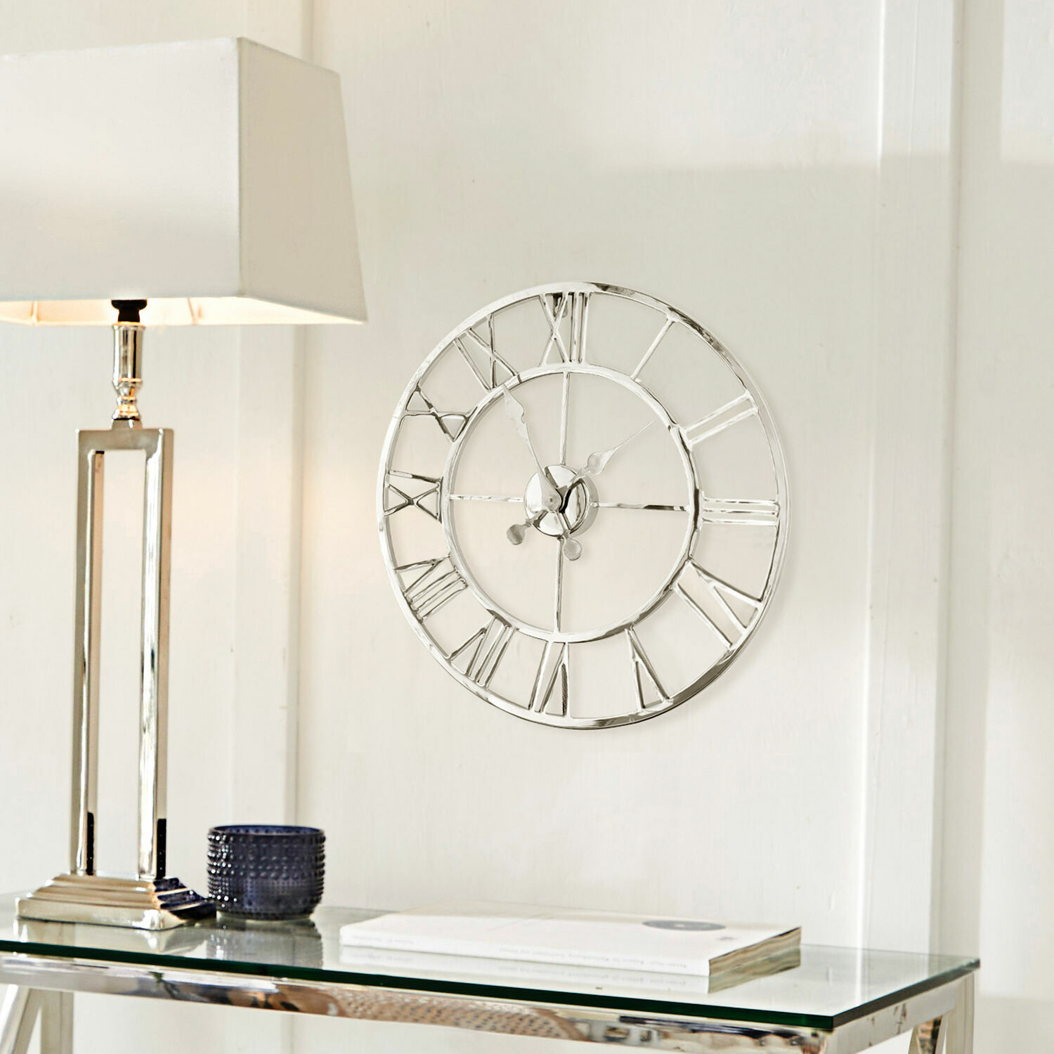 Zegar Houston Okrągły zegar ścienny z metalową ramą i rzymskimi cyframi w srebrnym kolorze do nowoczesnego wnętrza