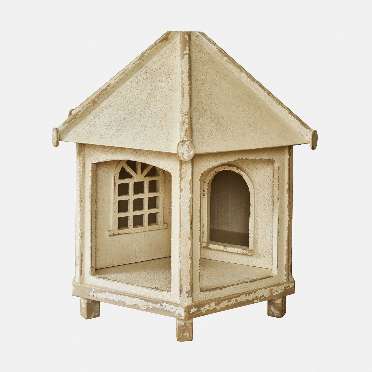 Beżowa metalowa latarnia ogrodowa w kształcie domku z oknami i dachem, dekoracja zewnętrzna