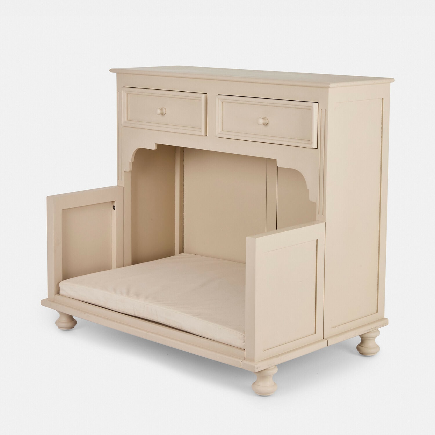 Beżowa drewniana szafka z dwoma szufladami i otwartą przestrzenią z poduszką do siedzenia