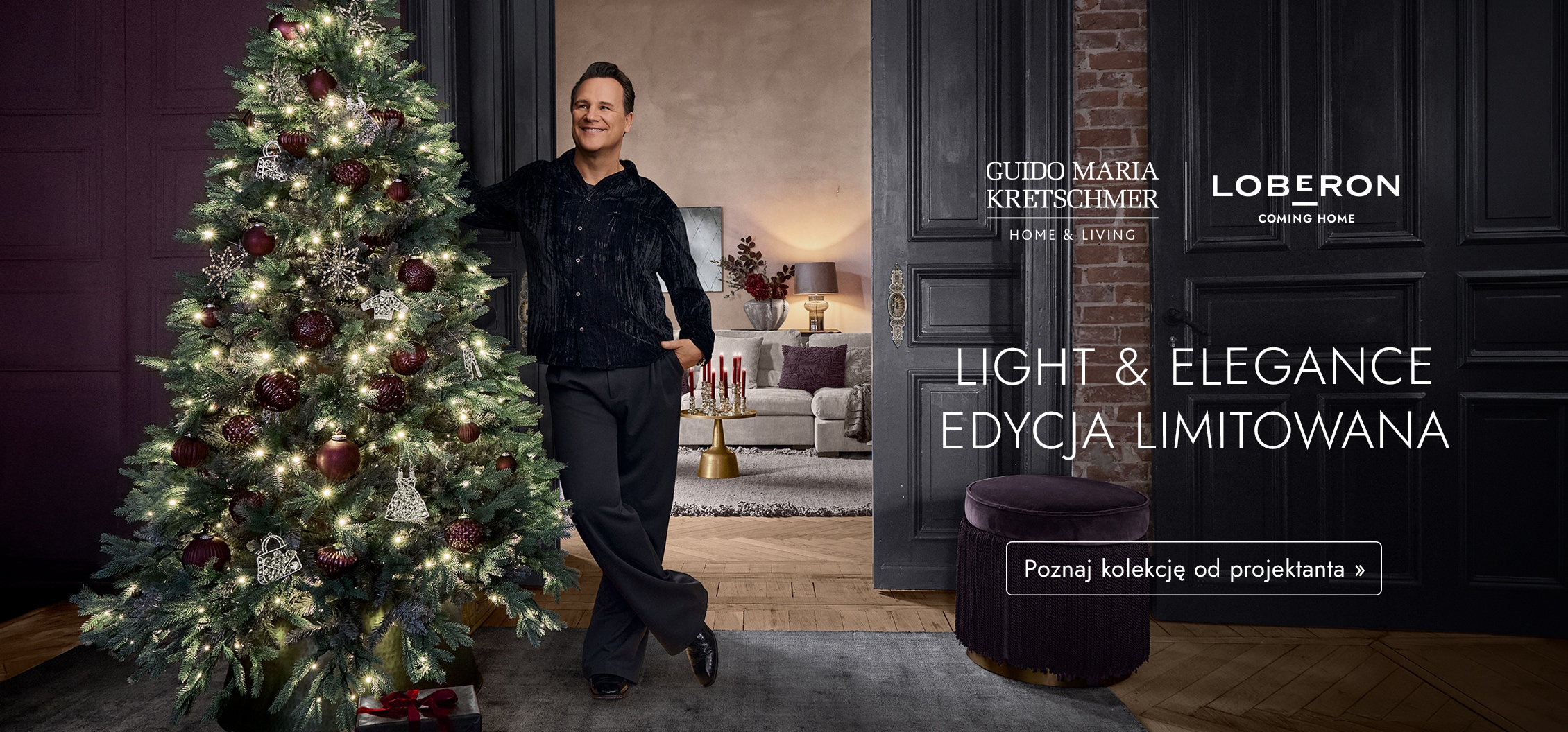 Świąteczna choinka z bordowymi i srebrnymi ozdobami oraz ciepłym oświetleniem w eleganckim wnętrzu