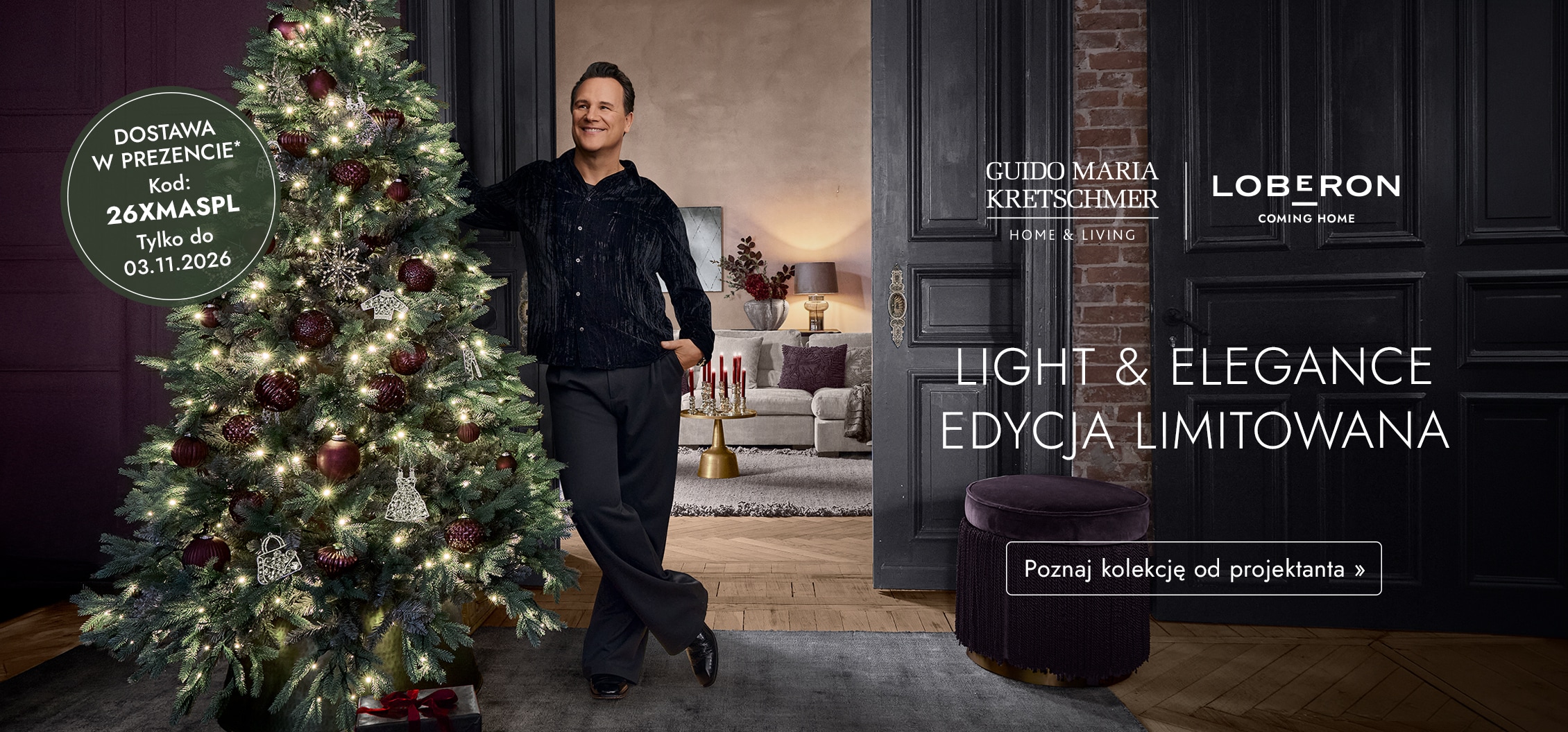 Mężczyzna przy świątecznie udekorowanej choince z czerwonymi ozdobami i białymi światełkami w eleganckim wnętrzu