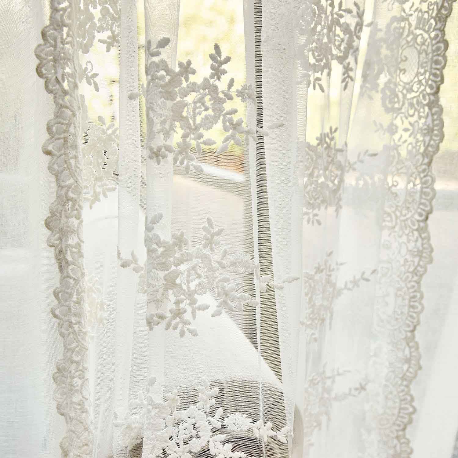 Delikatna biała firana z haftowanym kwiatowym wzorem, lekka i przezroczysta do dekoracji okien