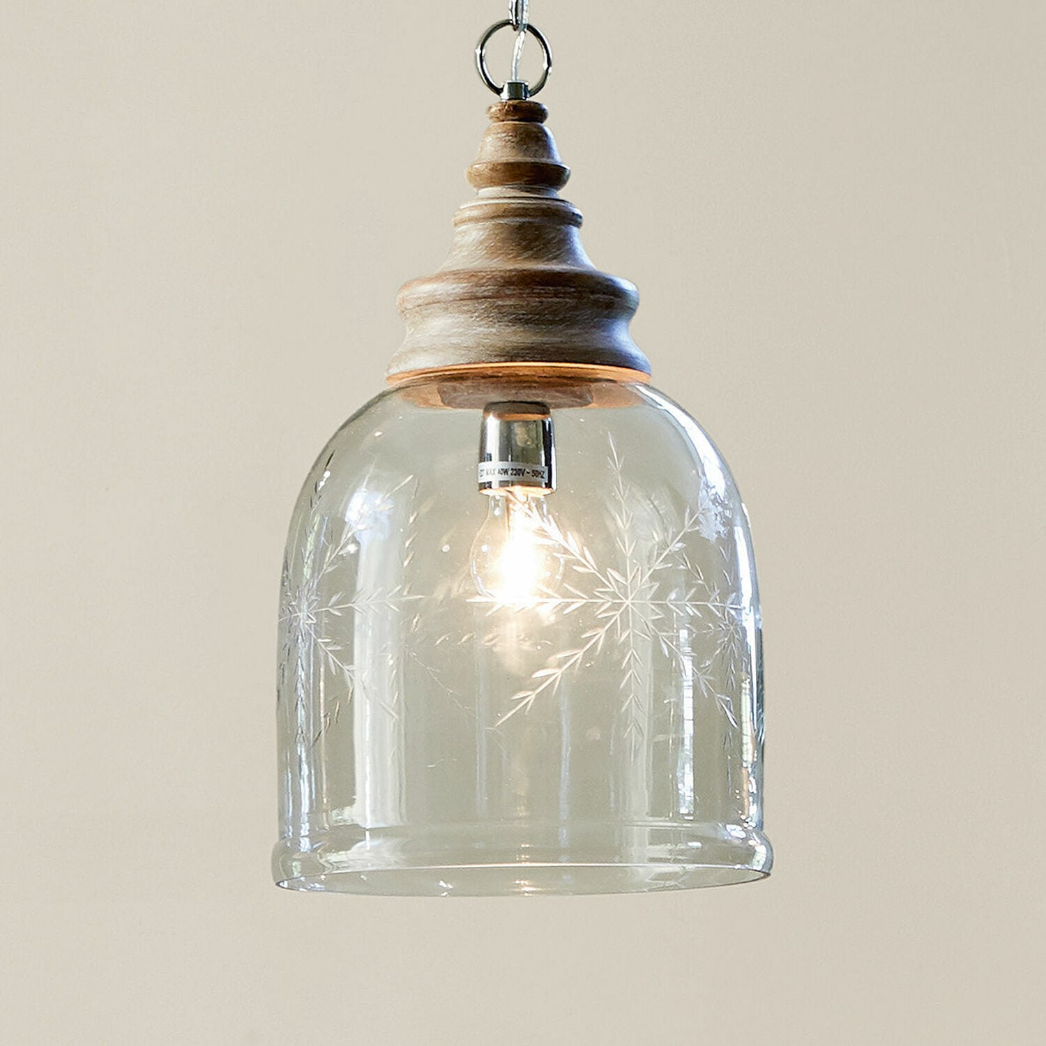 Lampa wisząca Bretterly Szklana lampa wisząca z grawerowanym wzorem śnieżynki i drewnianym elementem w kolorze naturalnym