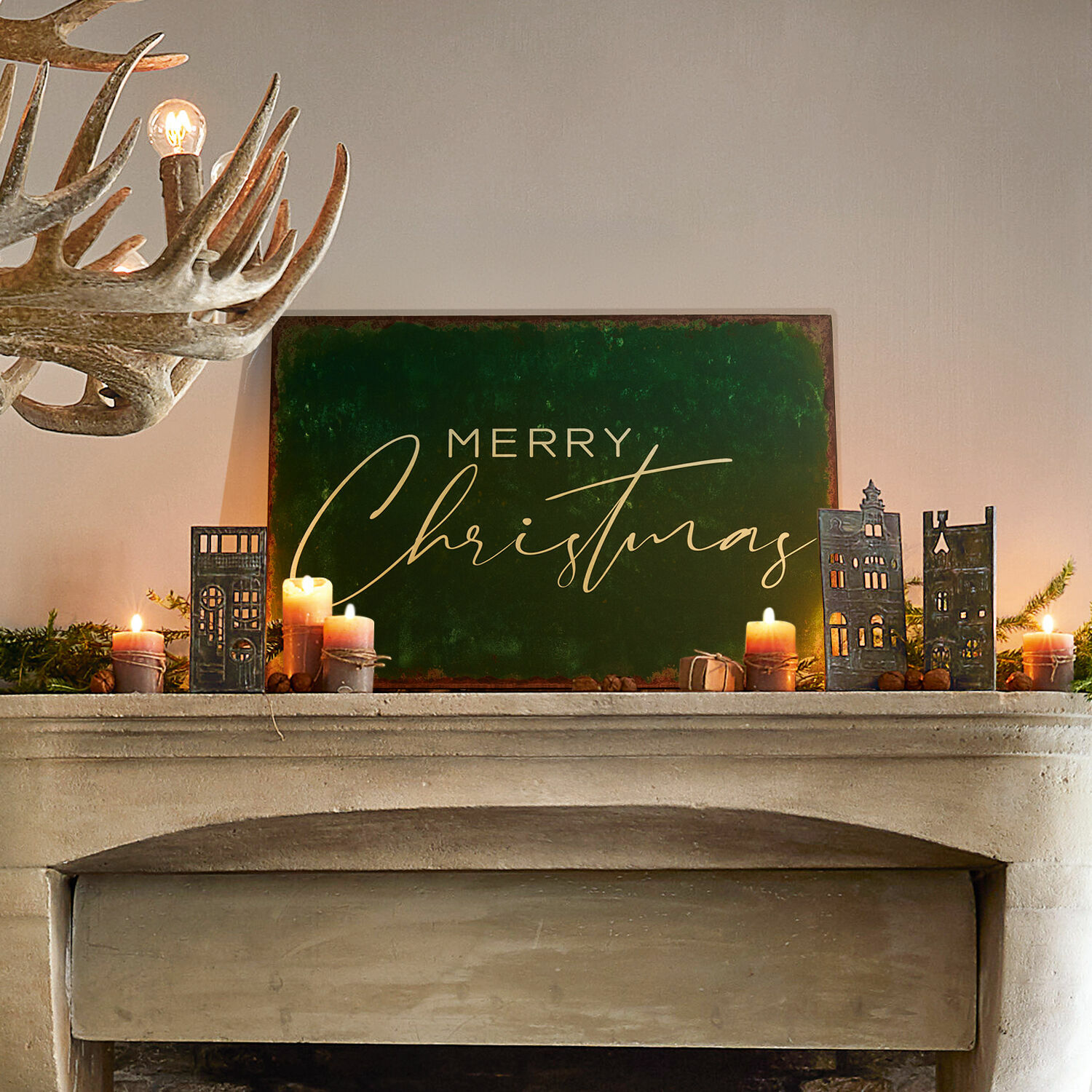Tablica dekoracyjna Farisha Dekoracja świąteczna na kominku z zieloną tablicą Merry Christmas i świecami w ciepłym świetle