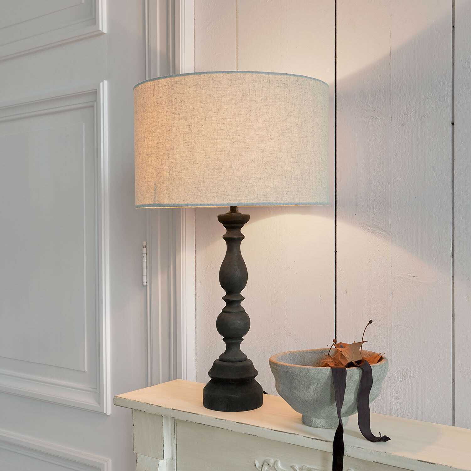 Lampa stołowa Freydaal Lampka stołowa z czarną podstawą i beżowym abażurem na jasnym tle, dekoracja wnętrza