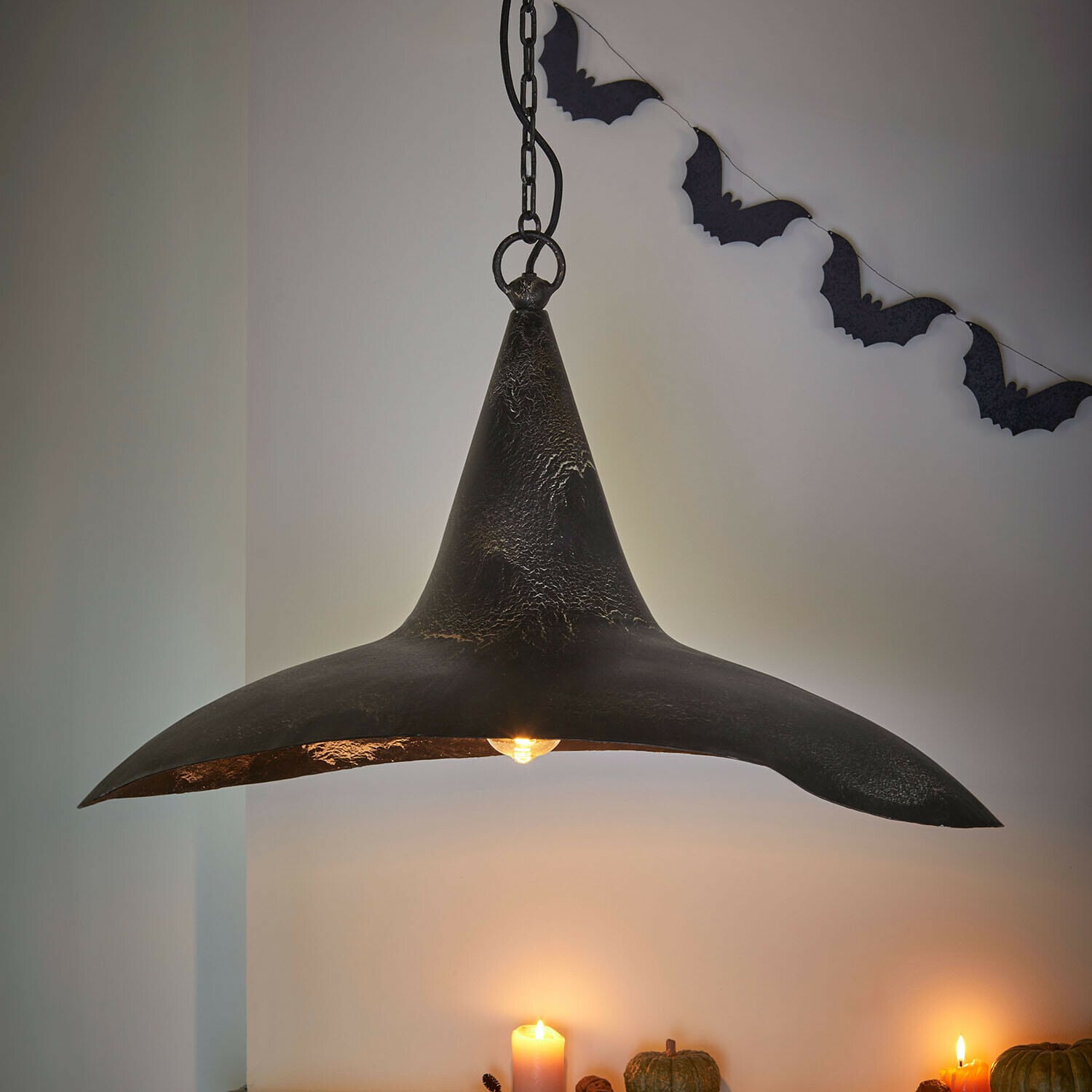 Lampa wisząca Maerlinna Wisząca lampa z czarnego metalu o kształcie czarodziejskiego kapelusza z dekoracją nietoperzy i świecami