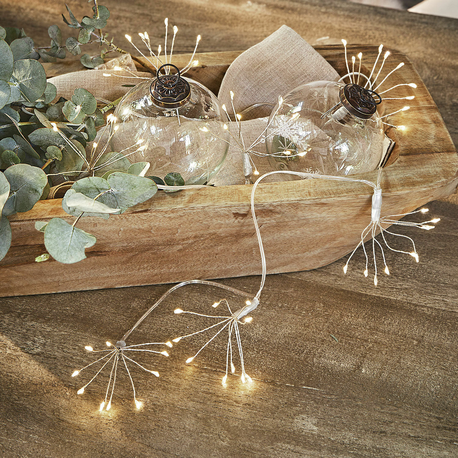 Łańcuch świetlny Sparkles Dekoracyjne szklane bombki z delikatnym wzorem i ciepłymi lampkami LED na drewnianej tacy