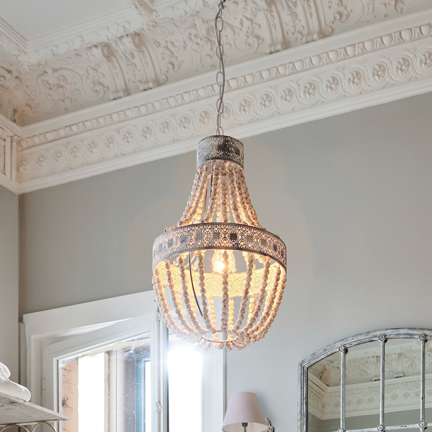 Lampa wisząca Valcourt Wisząca lampa z białych drewnianych koralików i metalu w stylu vintage do salonu