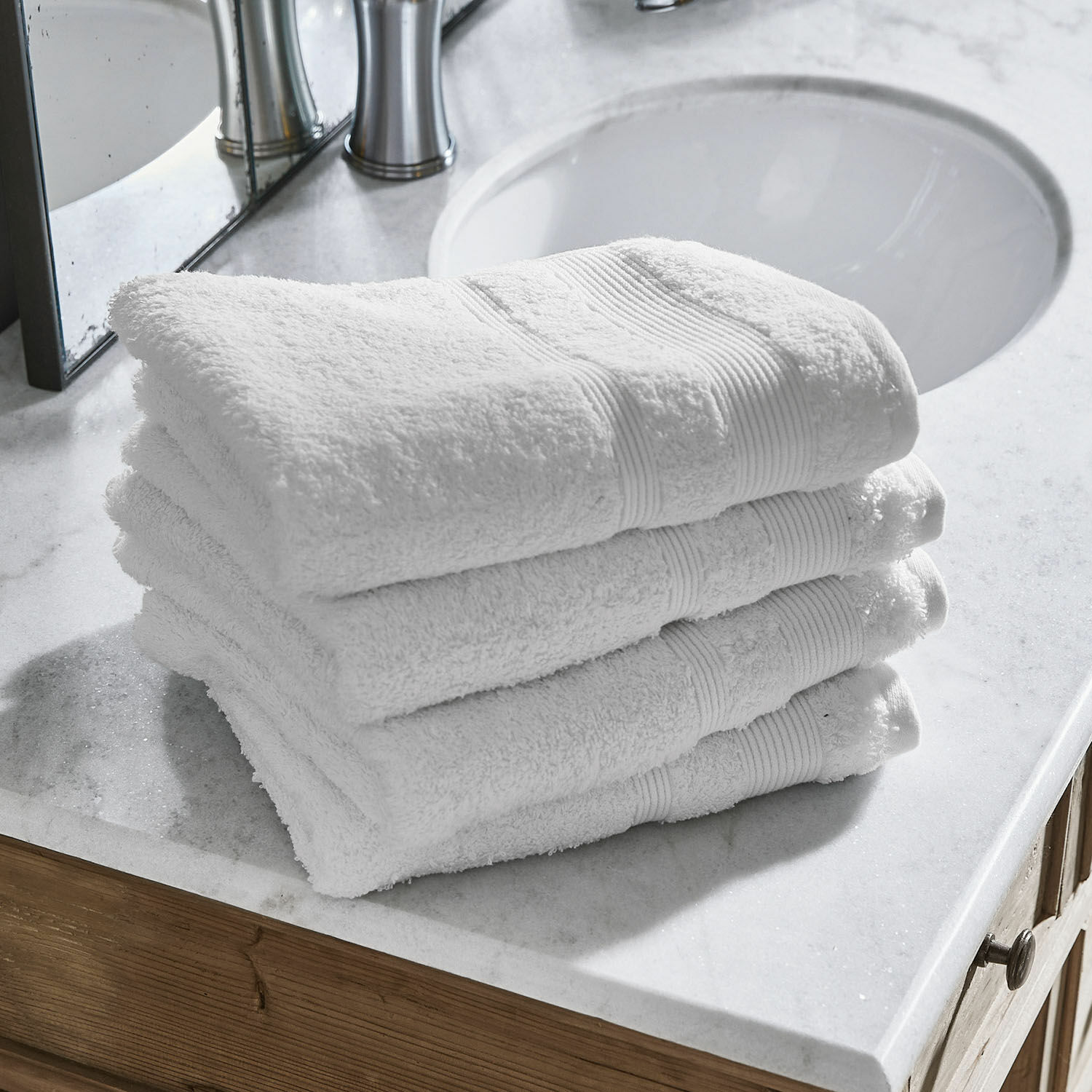 Ręcznik, zestaw 4 szt. Bourogne Białe bawełniane ręczniki na marmurowej łazienkowej półce, miękkie i chłonne