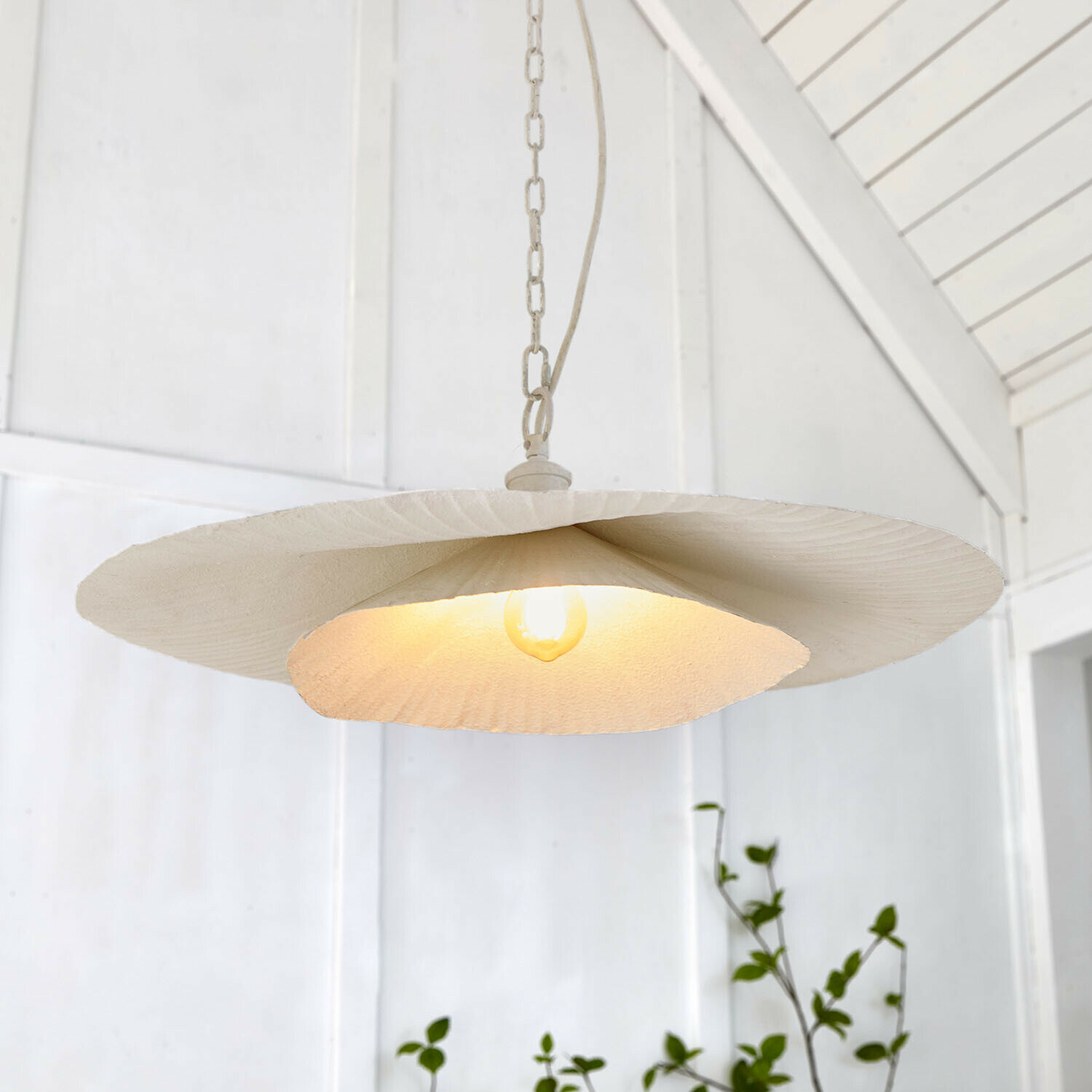 Lampa wisząca Lunaras Wisząca lampa z białego materiału o szerokim, falistym kloszu, nowoczesne oświetlenie wnętrz