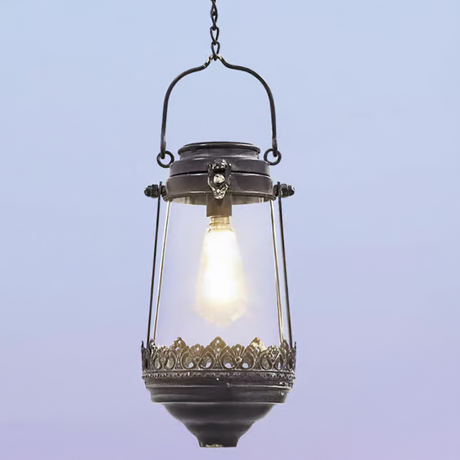 Wisząca metalowa lampa z ozdobnym wzorem i szklanym kloszem, styl vintage, oświetlenie dekoracyjne