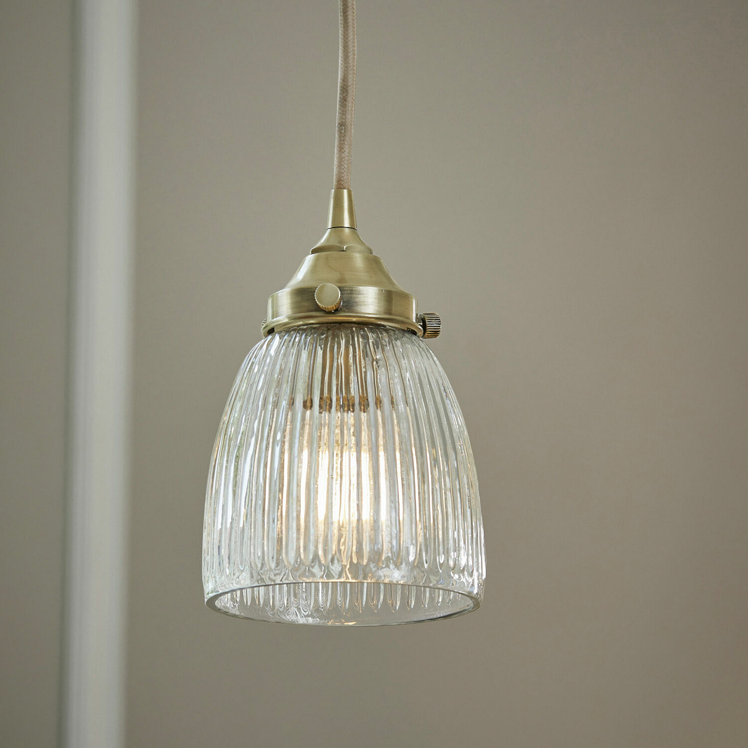 Lampa wisząca Tanaelva Szklana lampa wisząca z żółtym metalowym wykończeniem i prążkowanym kloszem do oświetlenia wnętrz