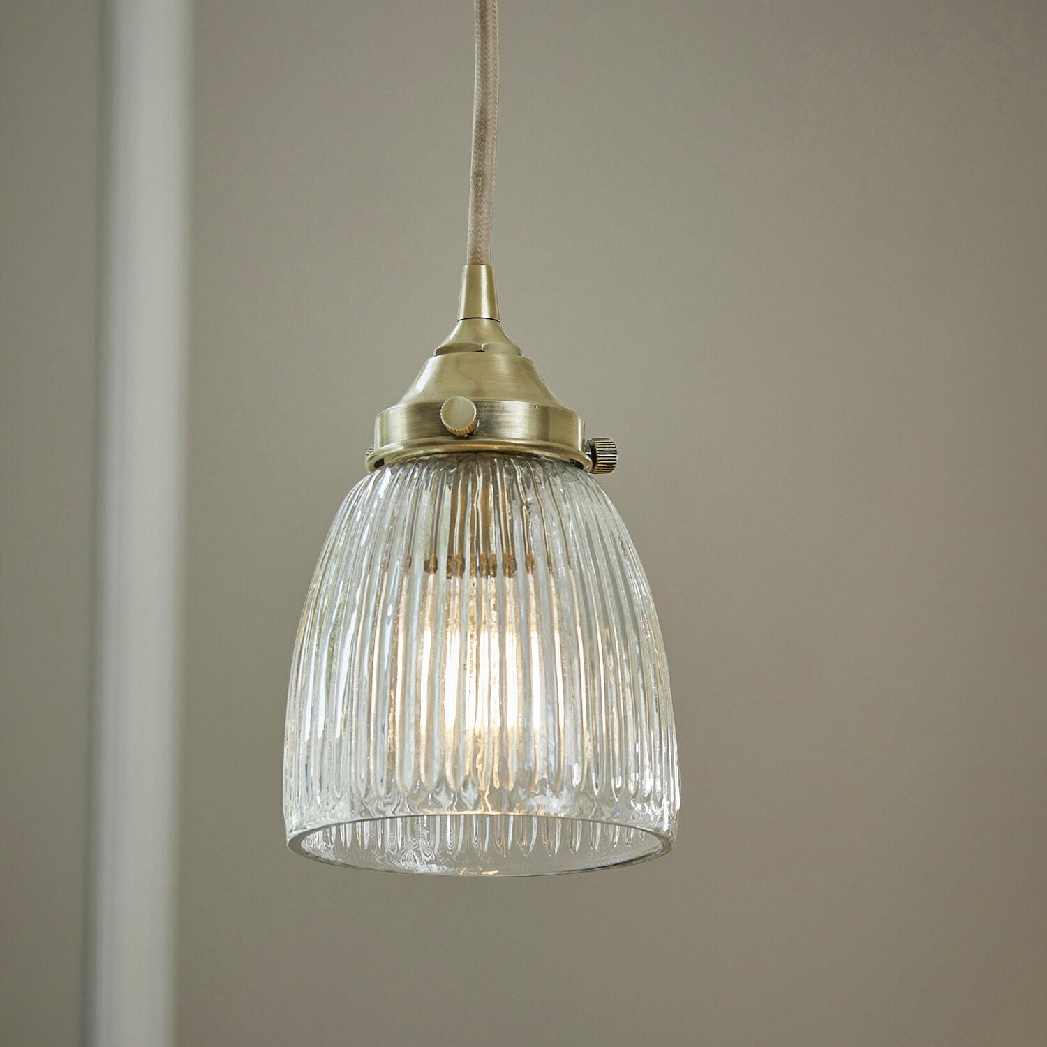 Lampa wisząca Tanaelva Szklana lampa wisząca z żółtym metalowym wykończeniem i prążkowanym kloszem do oświetlenia wnętrz