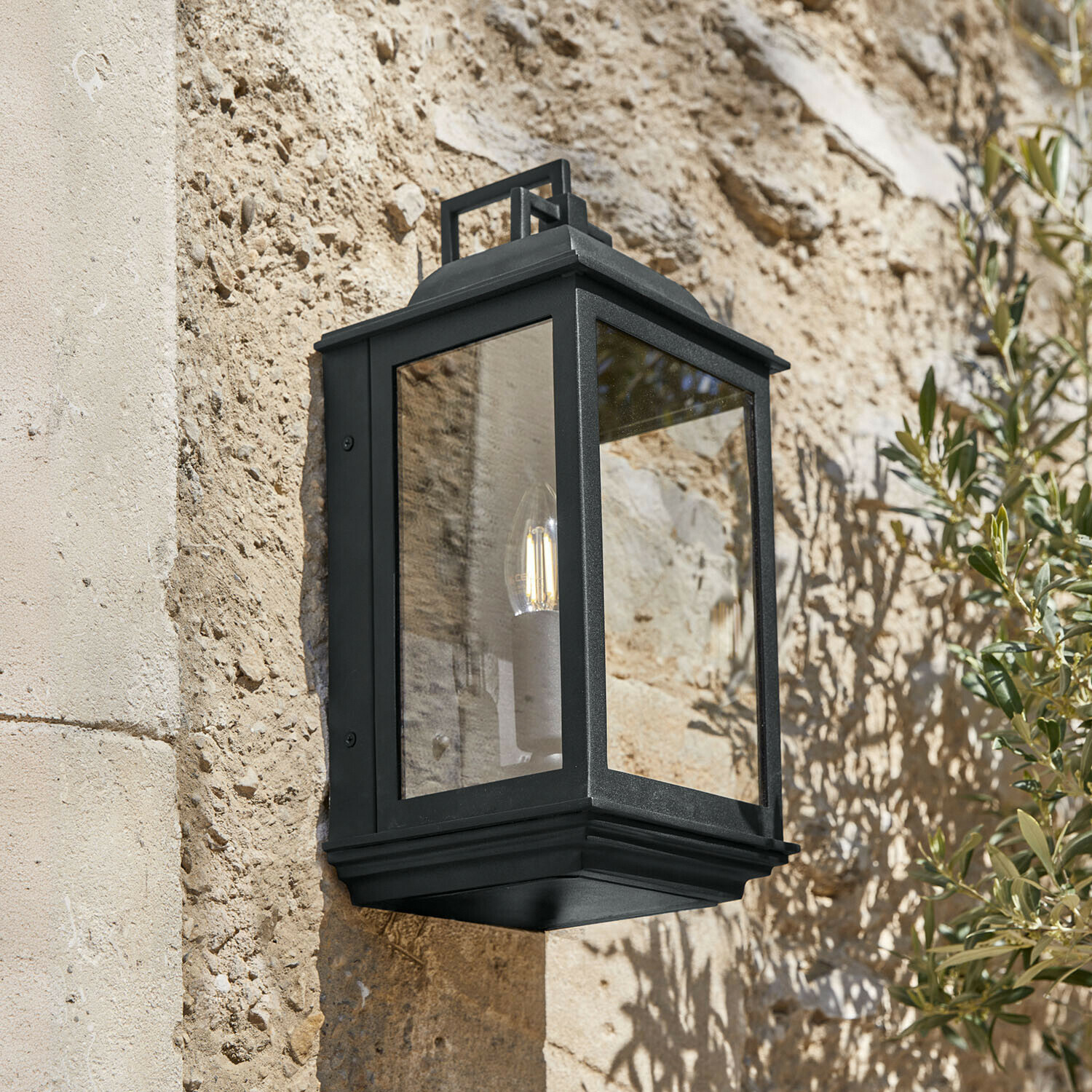Kinkiet zewnętrzny Tovre Czarna metalowa lampa ścienna z przezroczystym szkłem na zewnątrz, oświetlenie elewacji domu