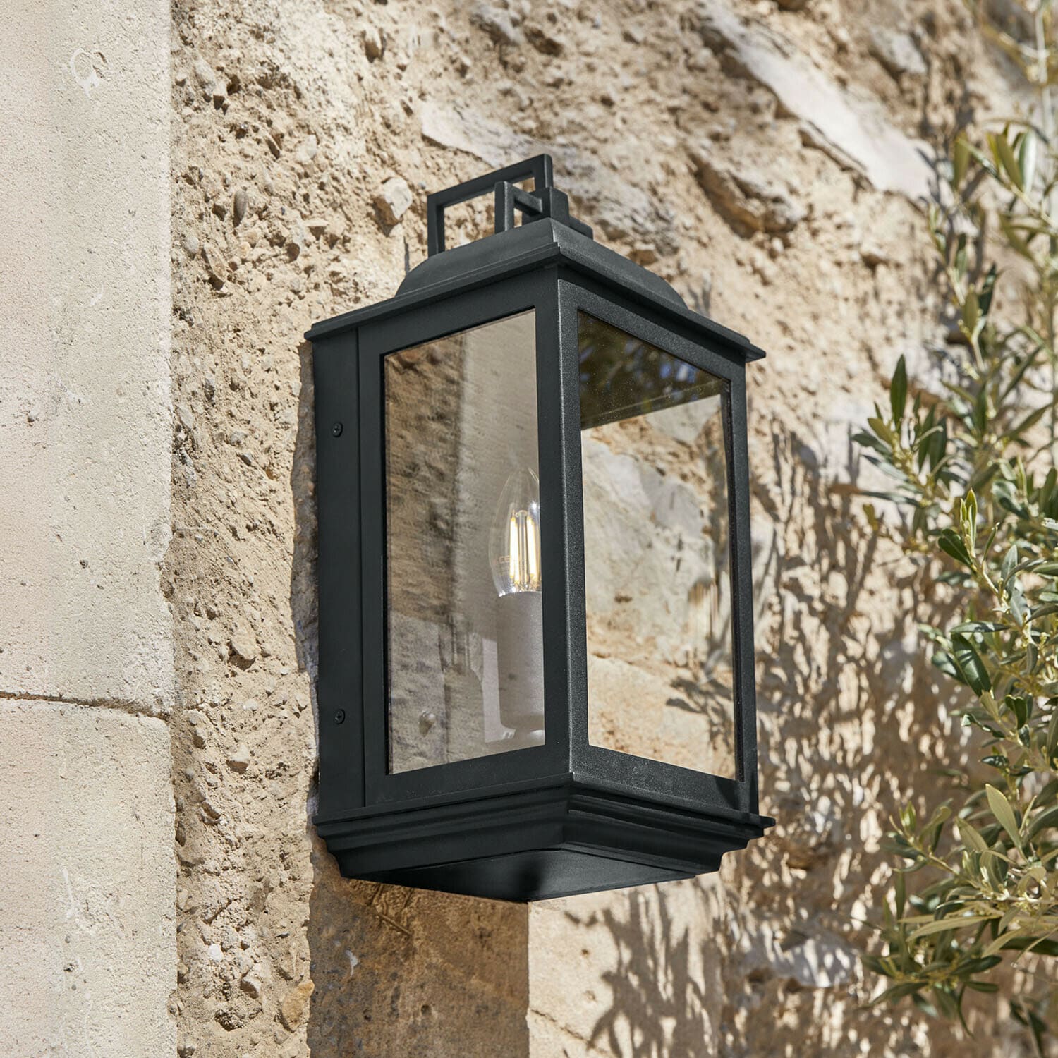 Kinkiet zewnętrzny Tovre Czarna metalowa lampa ścienna z przezroczystym szkłem na zewnątrz, oświetlenie elewacji domu