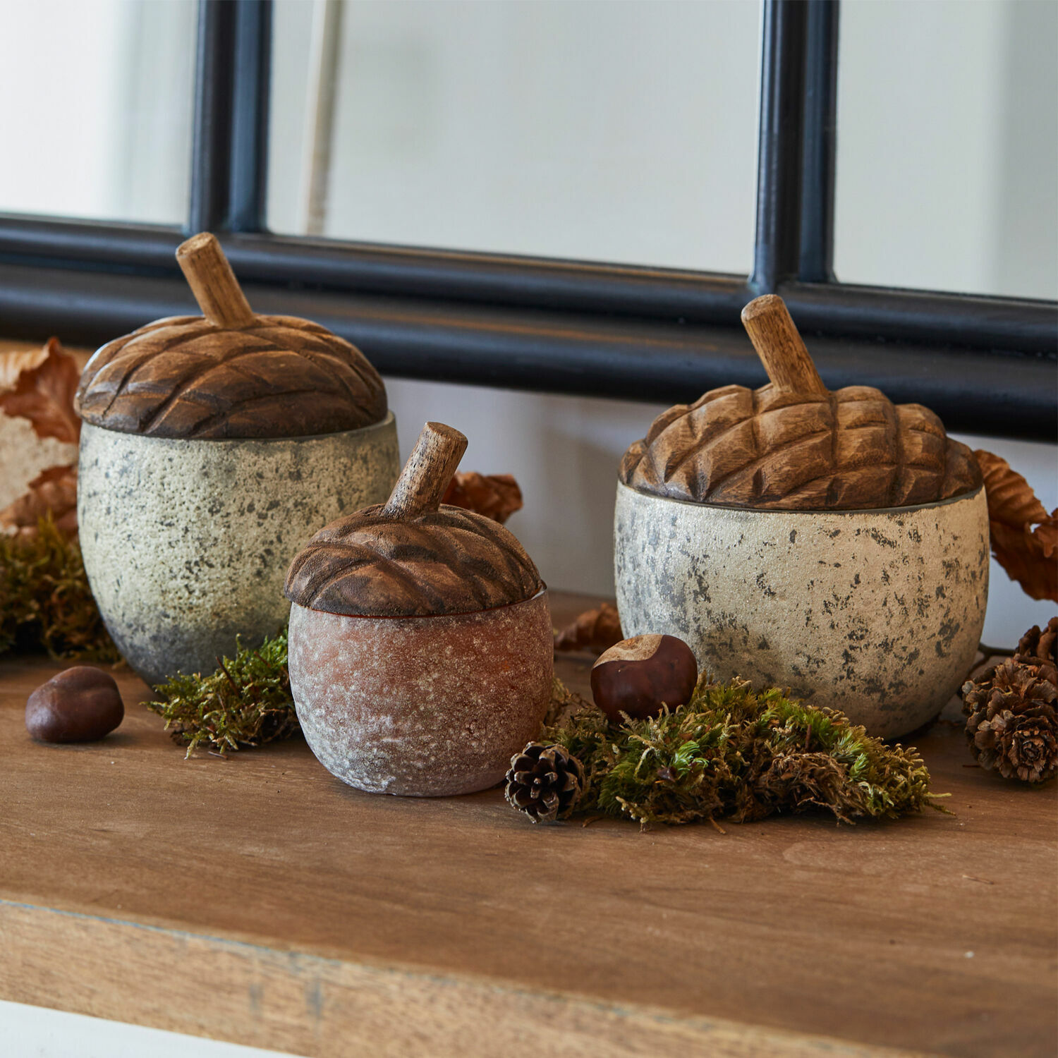 Żołądź, zestaw 3 szt. Vibius Zestaw trzech ceramicznych pojemników w kształcie żołędzi w naturalnych kolorach na dekoracje jesienne