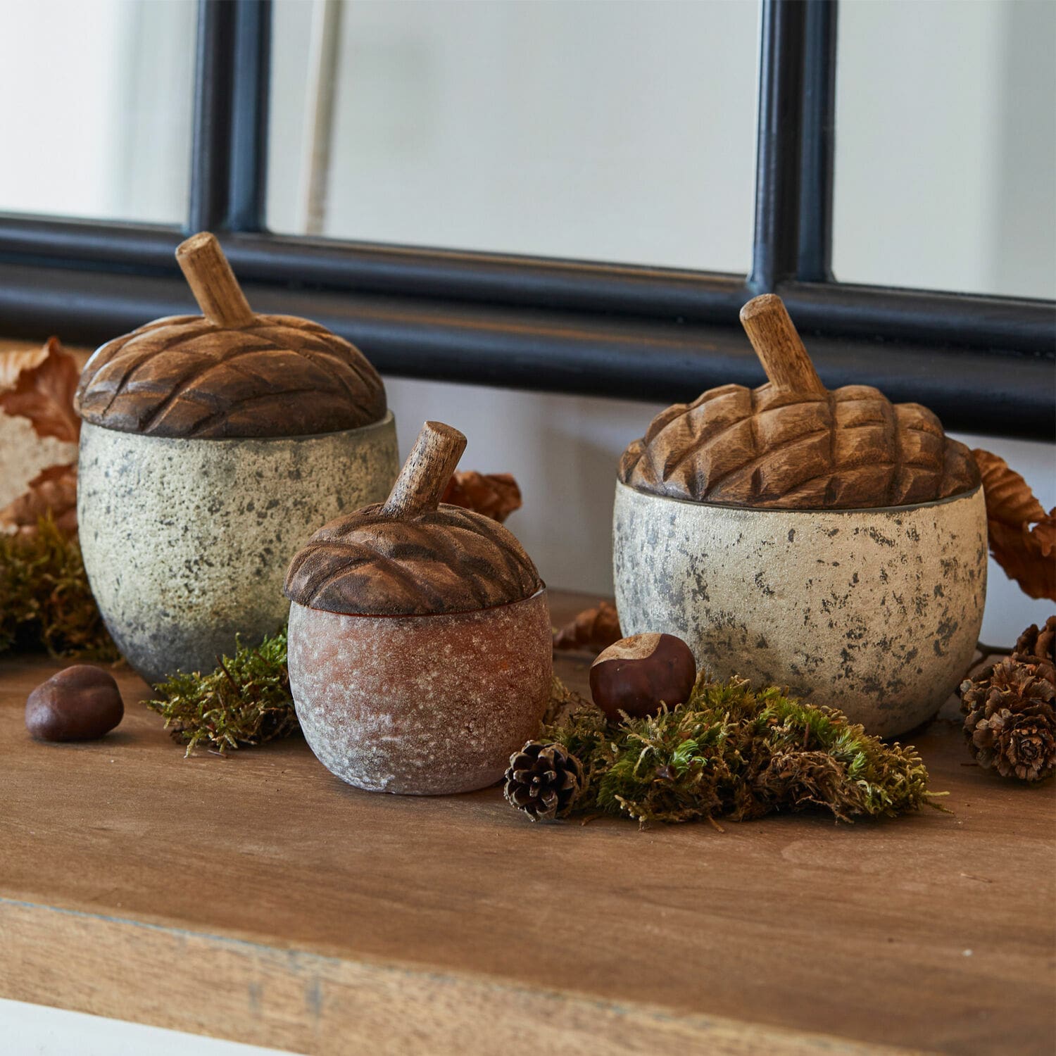 Żołądź, zestaw 3 szt. Vibius Zestaw trzech ceramicznych pojemników w kształcie żołędzi w naturalnych kolorach na dekoracje jesienne