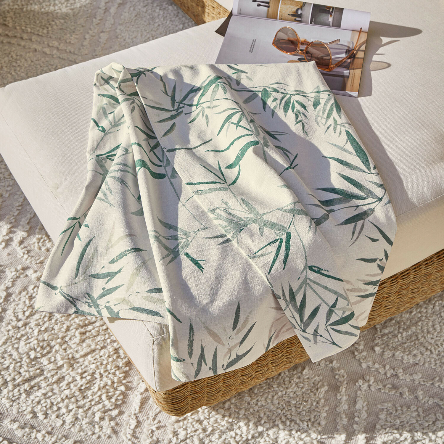 Lniany biały obrus z zielonym wzorem liści na sofie, dekoracja wnętrz i tekstylia domowe