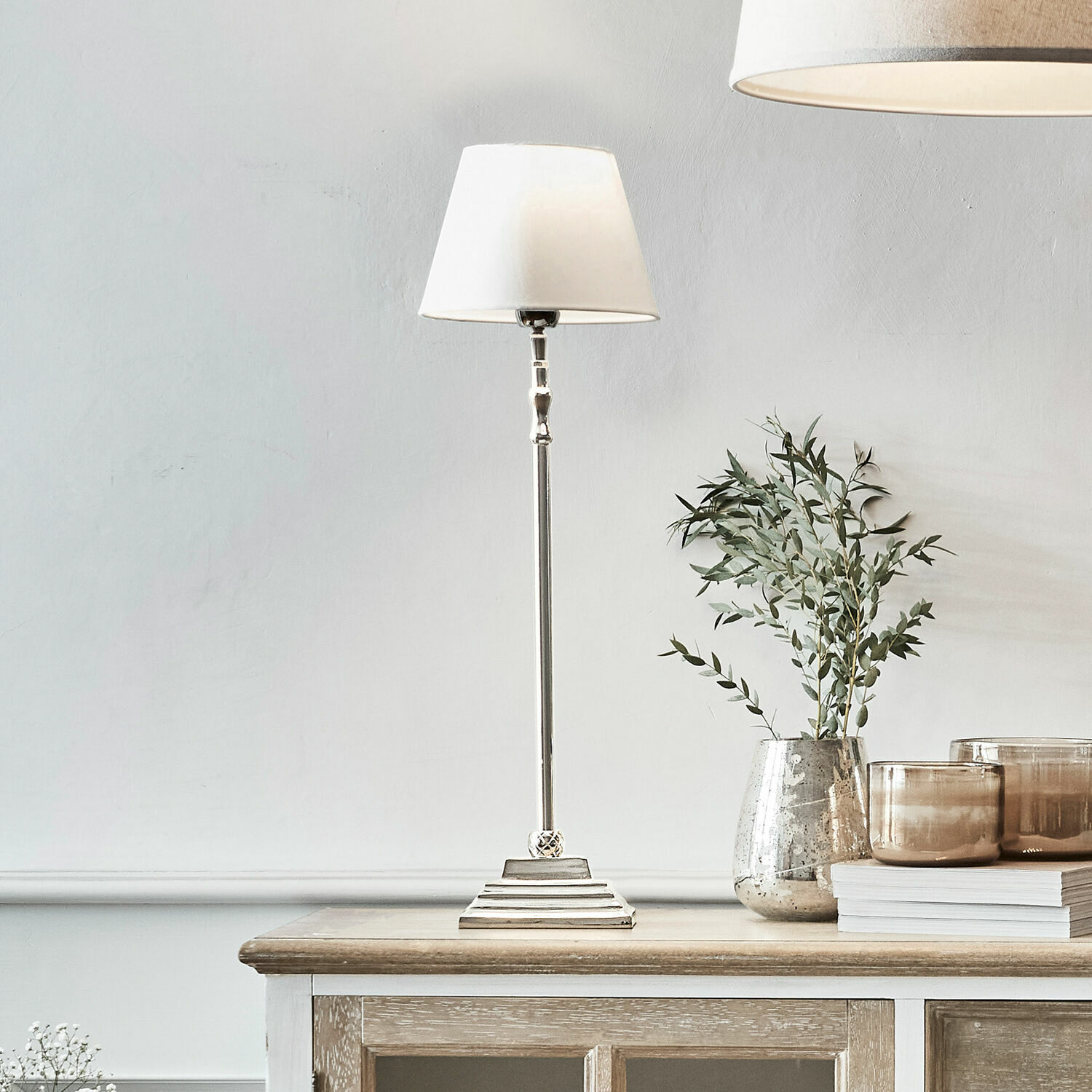 Lampa stołowa Mayfair Elegancka lampa stołowa z białym abażurem i metalową podstawą na drewnianym blacie, dekoracja wnętrza
