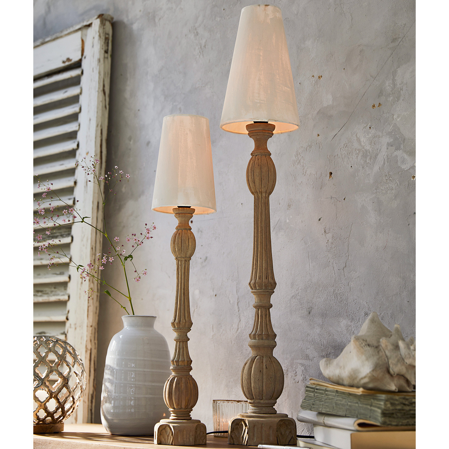 Lampa stołowa, zestaw 2 szt. Tori Dwie drewniane lampy stołowe z białymi abażurami na rustykalnym tle, dekoracja wnętrza