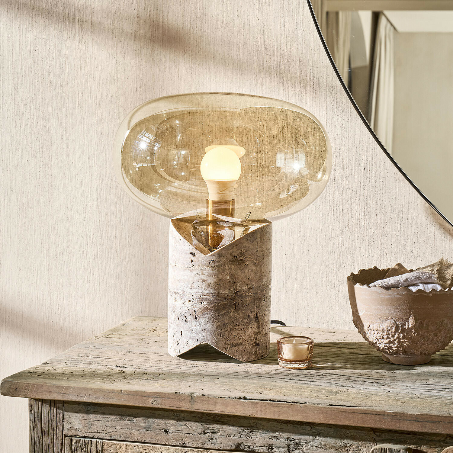 Lampa stołowa Tarellas Lampka stołowa z marmuru i szkła w beżowych odcieniach, nowoczesny design do salonu