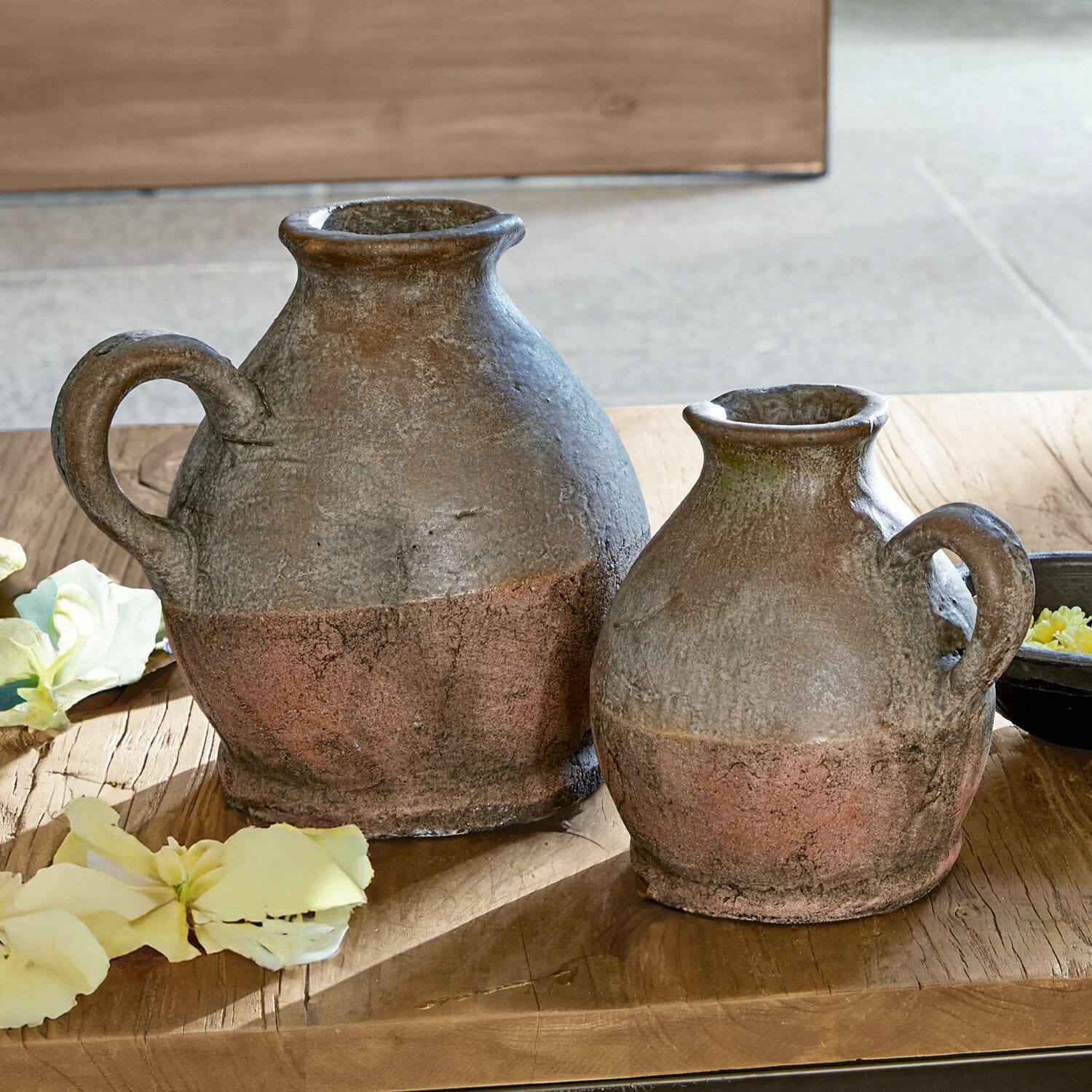 Wazon, zestaw 2 szt. Henriette Dwa rustykalne dzbanki ceramiczne w brązowo-rdzawym kolorze na drewnianym stole z kwiatami