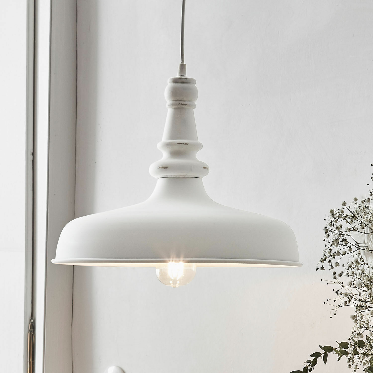 Lampa wisząca Camryn Biała metalowa lampa wisząca z ozdobnym kloszem i widoczną żarówką do wnętrz skandynawskich