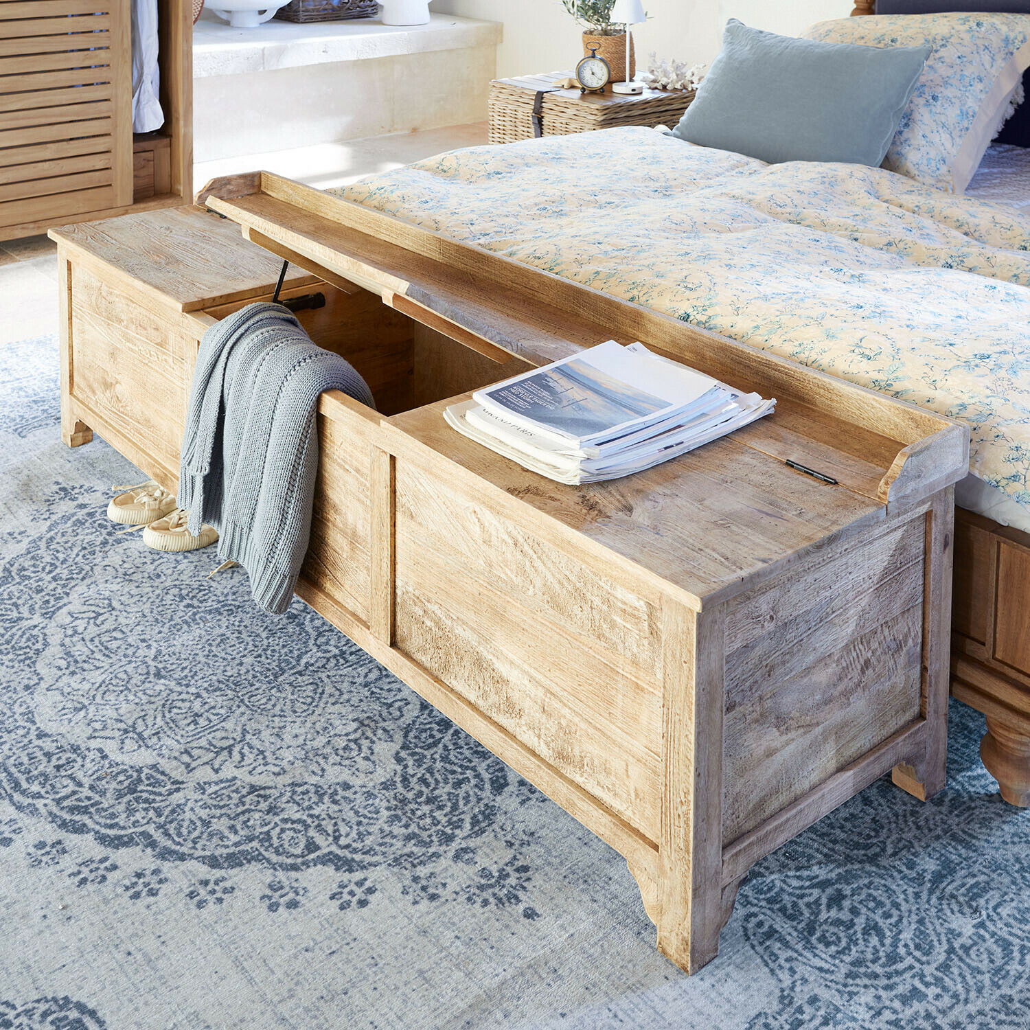 Drewniana skrzynia na pościel w naturalnym kolorze z otwieranym blatem, praktyczny mebel do sypialni