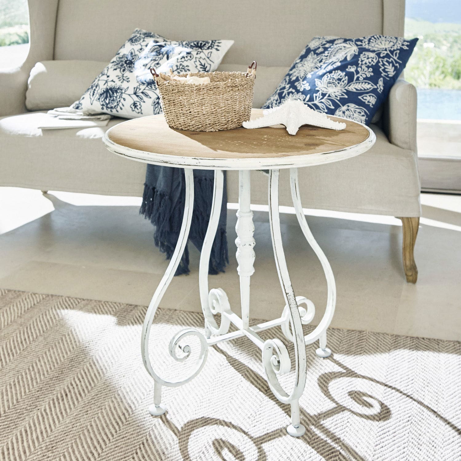 Okrągły stolik z drewnianym blatem i białą metalową podstawą w stylu vintage do salonu