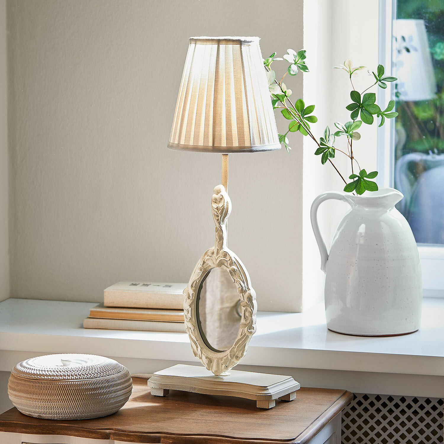 Lampa stołowa z lusterkiem Brannach Lampka stołowa z białego drewna z ozdobnym lustrem i beżowym abażurem na drewnianym blacie