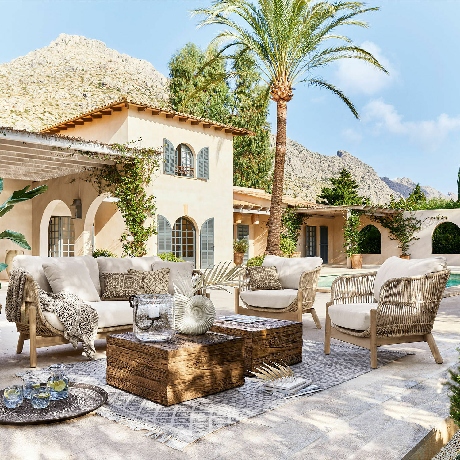 Zestaw mebli FSC®-100% Belvidere Zestaw mebli ogrodowych z beżowymi poduszkami i drewnianym stolikiem na tarasie przy basenie