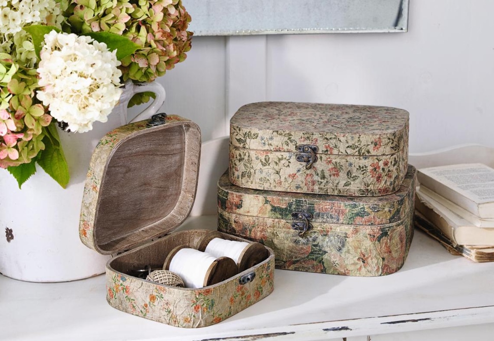 Zestaw trzech pudełek dekoracyjnych w stylu shabby chic z kwiatowym wzorem na jasnym tle