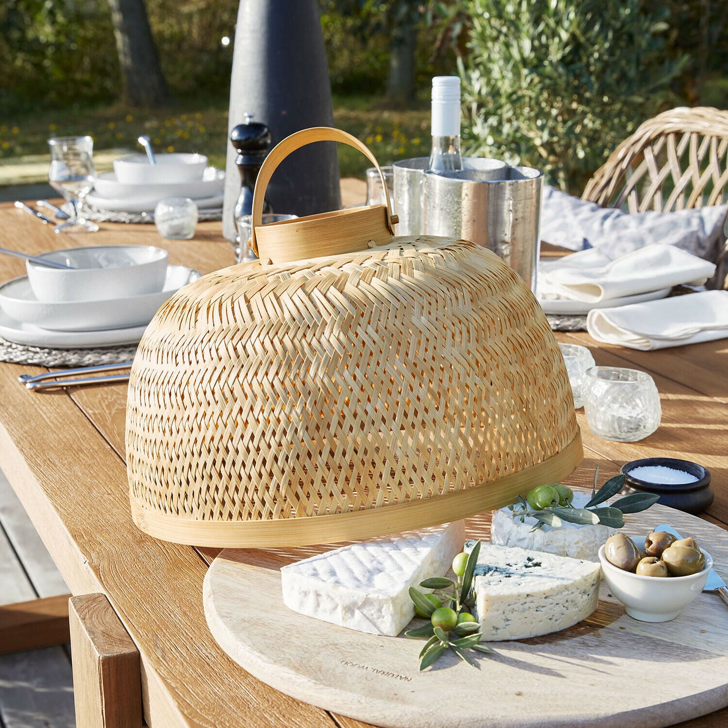 Naturalny bambusowy kosz na ser z uchwytem na drewnianej desce do serwowania na zewnątrz