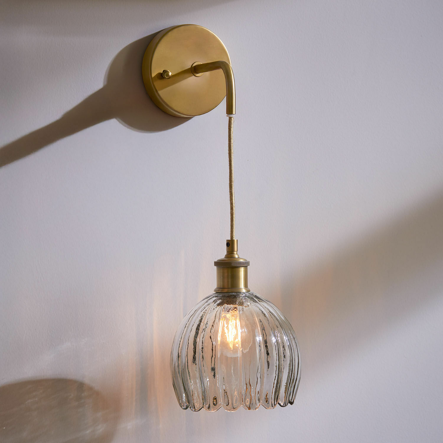 Lampa ścienna Druaila Kinkiet ścienny ze szkła i mosiądzu w stylu vintage z przezroczystym kloszem i ciepłym światłem