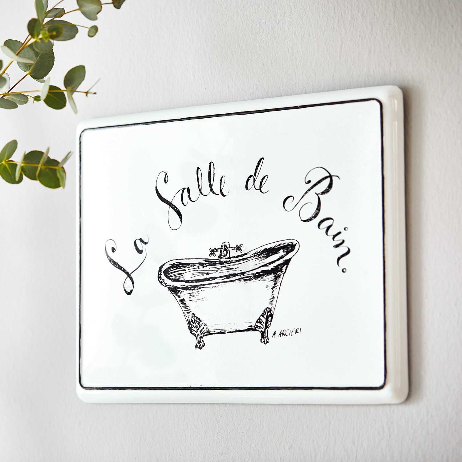 Tablica dekoracyjna La salle de bain Biała ceramiczna tabliczka ścienna z czarnym napisem La Salle de Bain i rysunkiem wanny do łazienki