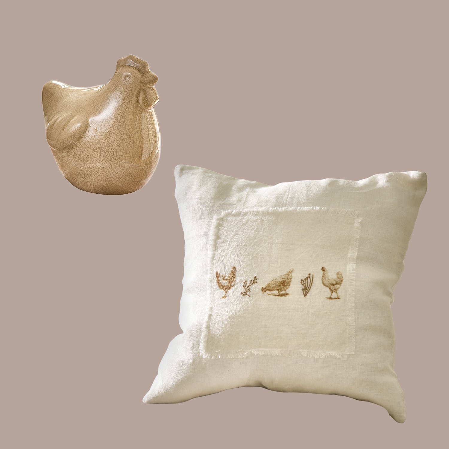 Beżowa ceramiczna figurka kury i lniana poduszka z haftem kur w naturalnych kolorach