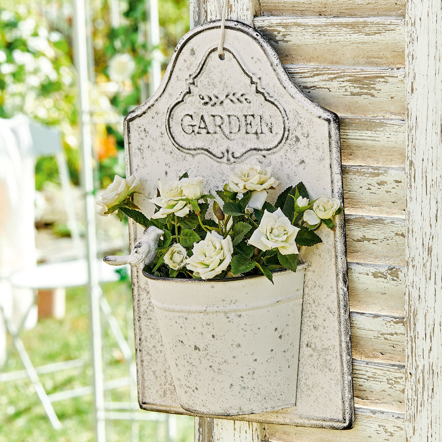 Donica ścienna Helsa Metalowa dekoracja ogrodowa w stylu vintage z białymi różami i napisem Garden