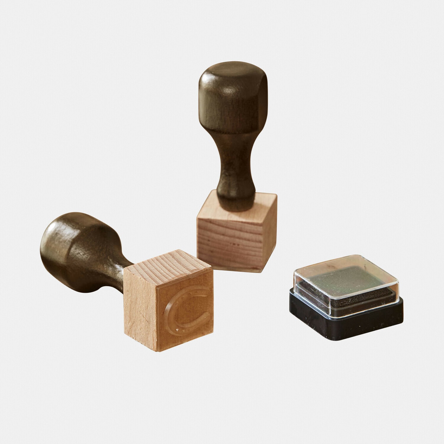 Drewniane pieczątki z uchwytami i czarnym tuszem do znakowania dokumentów i papieru