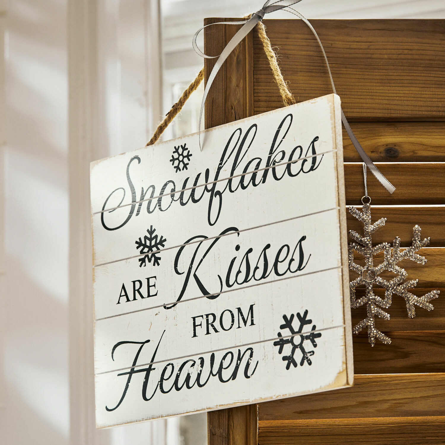 Tablica dekoracyjna Snowflakes Drewniana dekoracja ścienna z napisem Snowflakes are Kisses from Heaven w stylu rustykalnym
