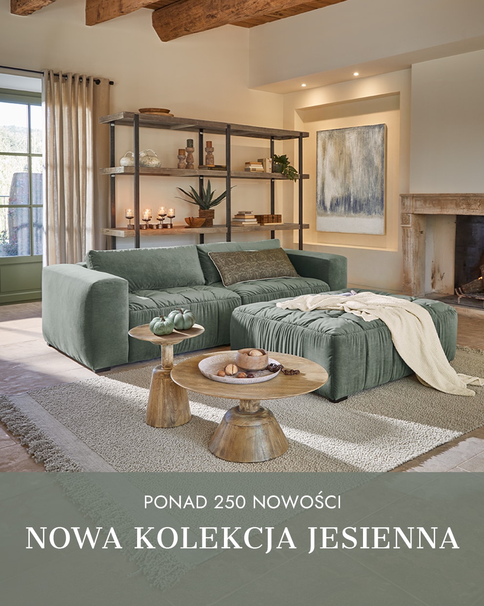 Nowoczesny zielony welurowy narożnik z drewnianymi stolikami i dekoracjami w salonie