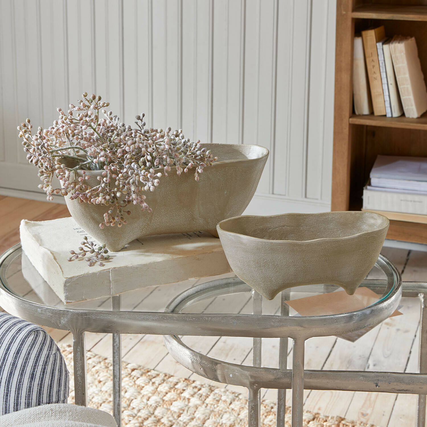 Miska, zestaw 2 szt. Maelida Zestaw dwóch ceramicznych mis w beżowym kolorze na szklanym stole w jasnym wnętrzu