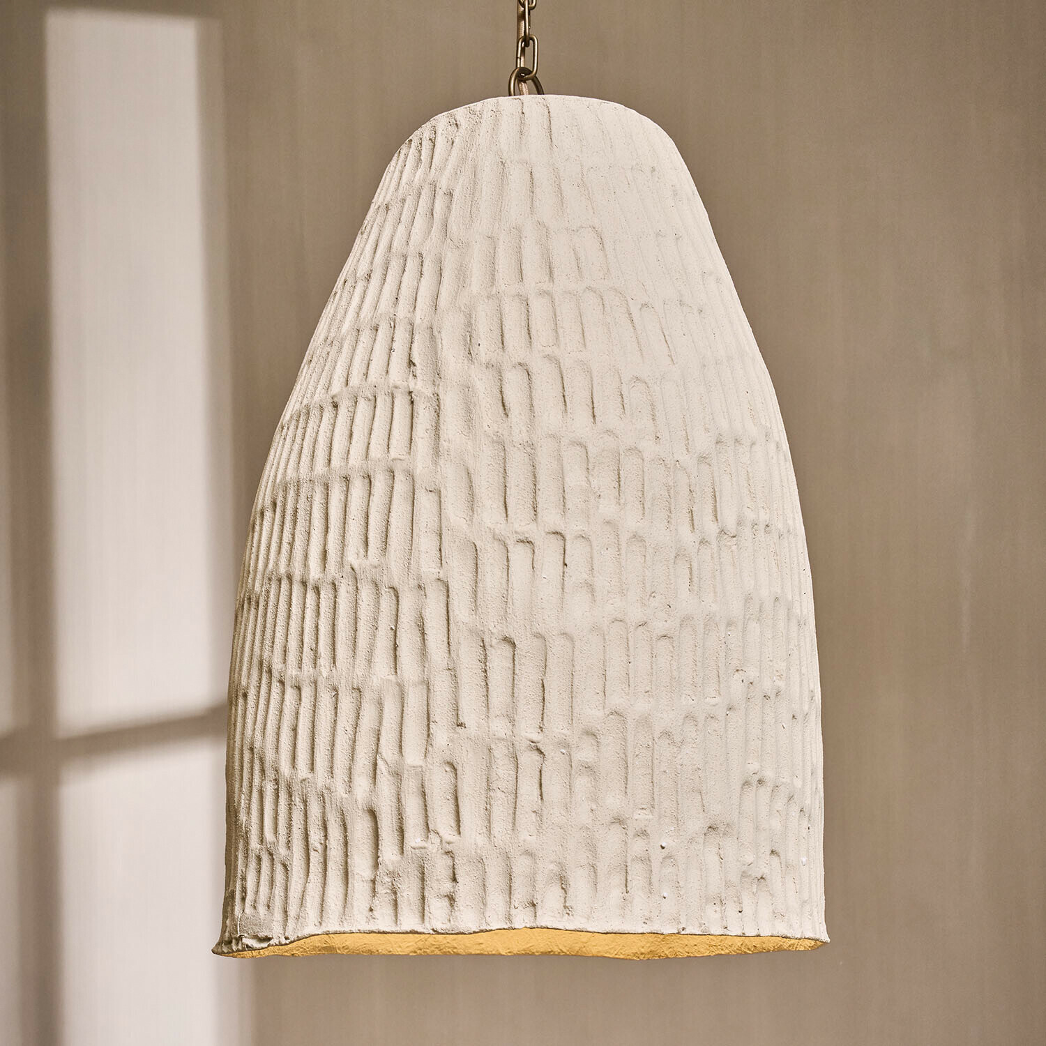Lampa wisząca Nouvrette Wisząca lampa z białej ceramiki z fakturą i złotym wnętrzem, nowoczesny design oświetlenia
