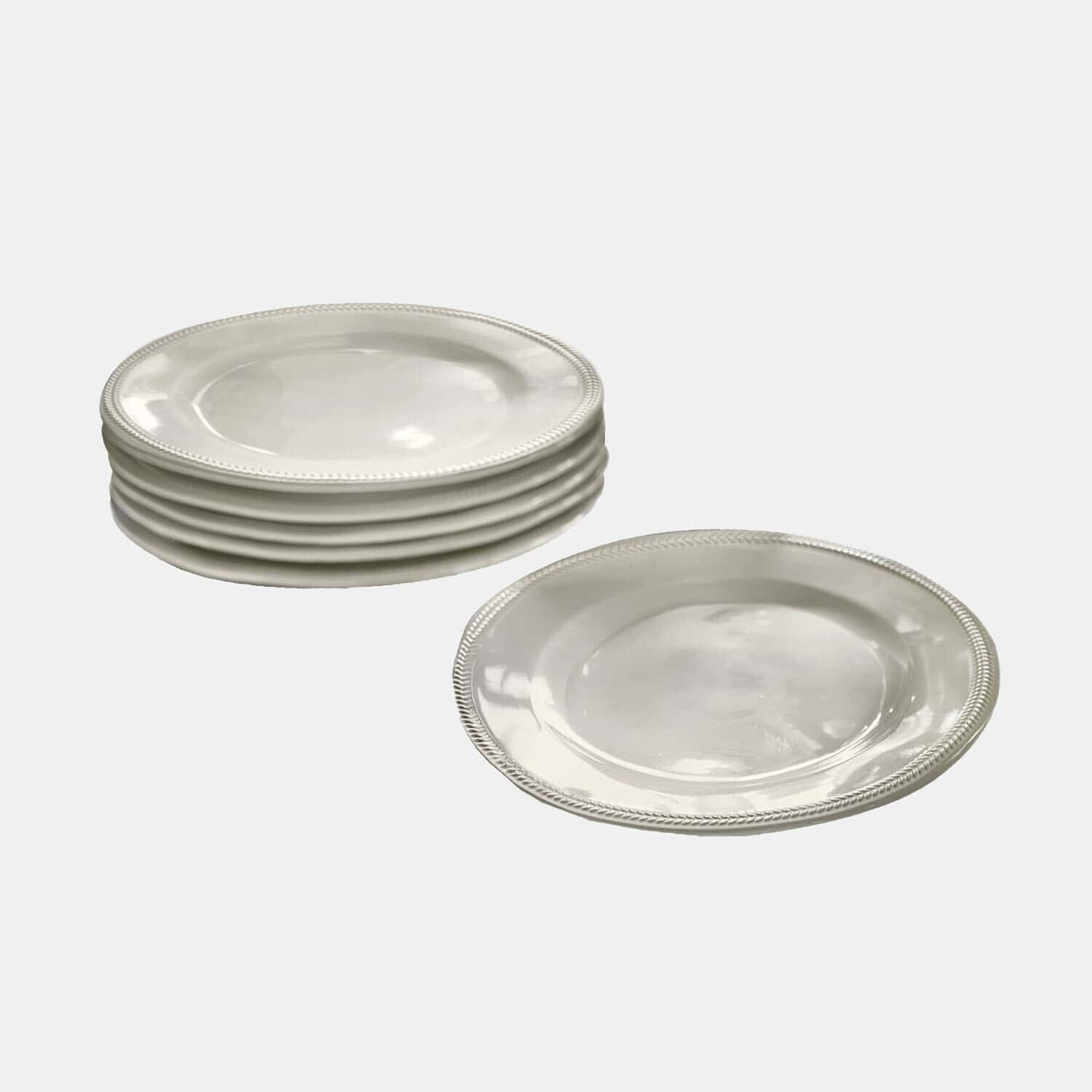 Zestaw białych ceramicznych talerzy z ozdobnym rantem, idealny do eleganckiego serwowania posiłków