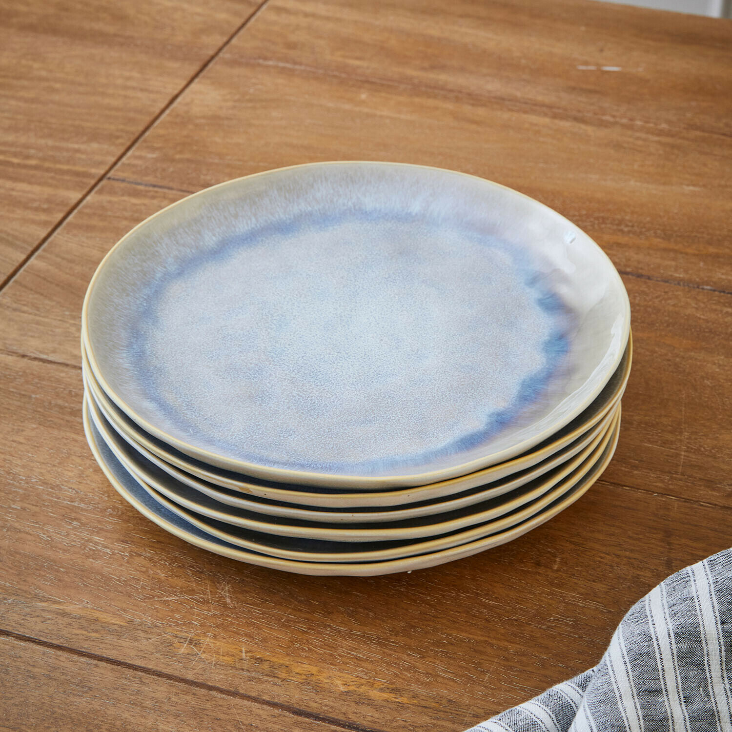 Talerz, zestaw 6 szt. Vionette Zestaw sześciu ceramicznych talerzy w odcieniach niebieskiego i beżu na drewnianym stole
