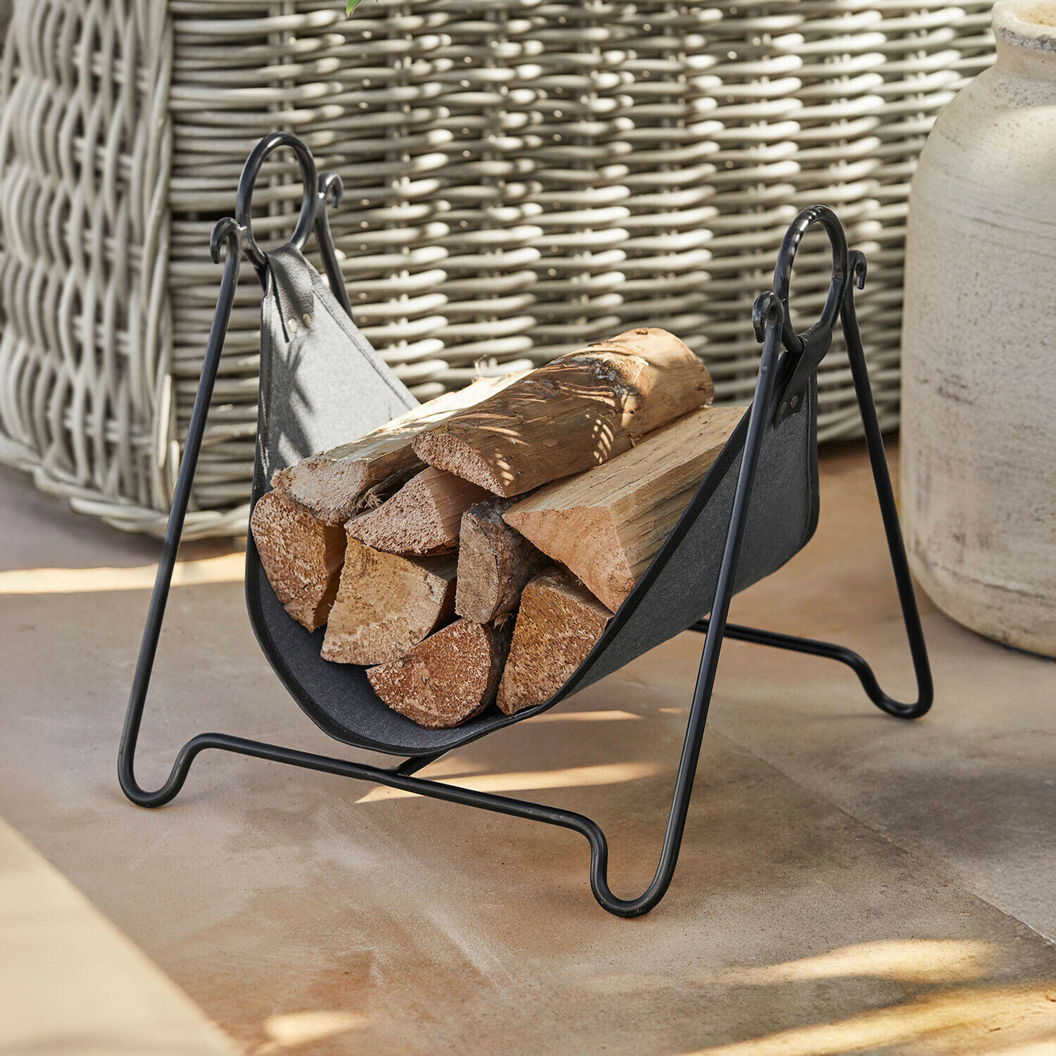 Stojak na drewno z czarnego metalu i tkaniny z drewnem opałowym, praktyczny do kominka
